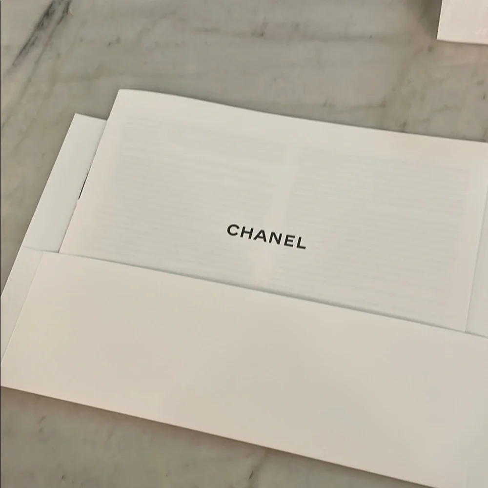 CHANEL Black and White gift box - Picture 5 of 7